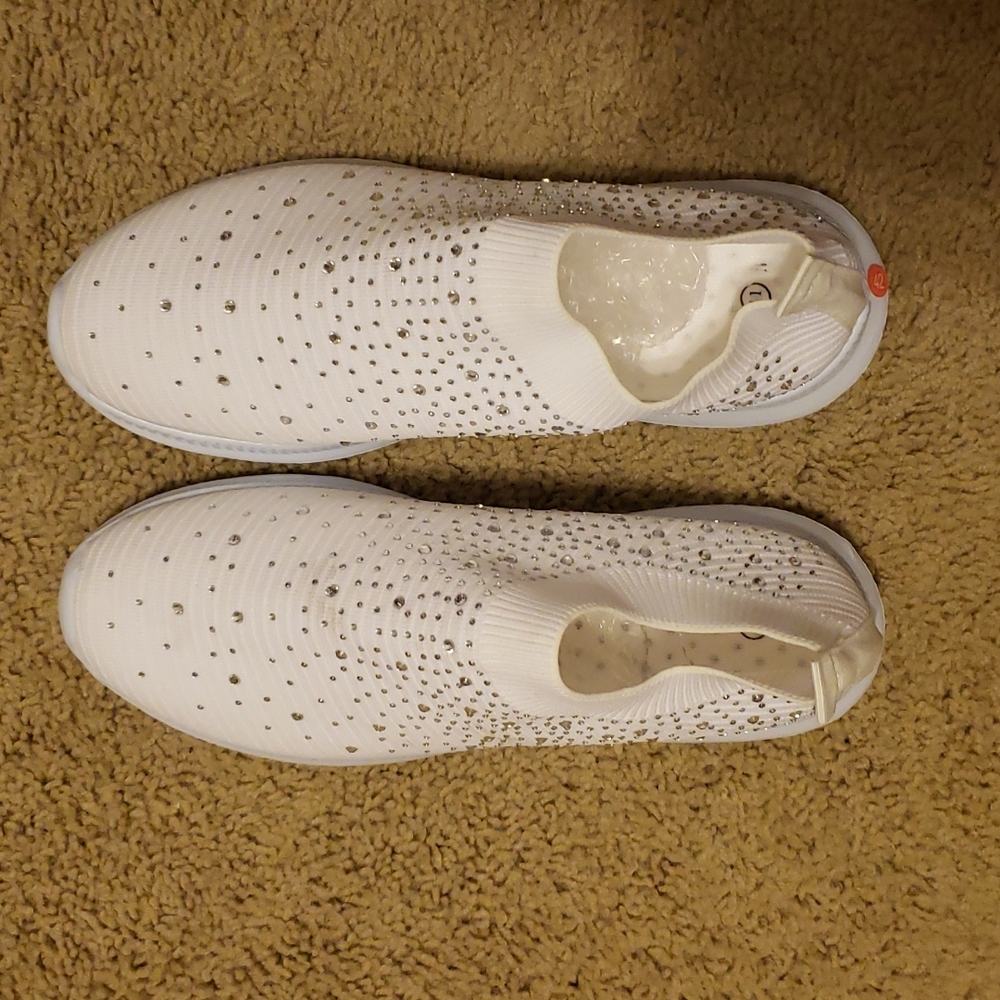 Brand new size says 41 inside sneaker but sticker says 42white bling stretch
